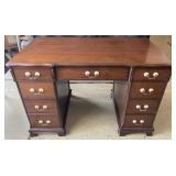 Mahogany keyhole desk with 8 drawers, brass and