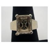 14k gold ring, size 6, 4.08 dwt, missing stone,