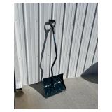 Snow shovel