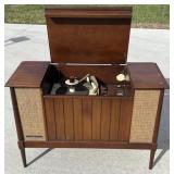 G.E. console AM/FM radio record player, MCM