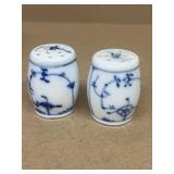 Flow blue salt and pepper