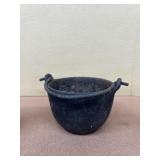 Cast iron pot