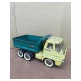 Structo hydraulic dump truck