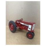 Farmall 404 toy tractor 1/16 scale