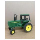 John Deere 1/16 scale diecast tractor