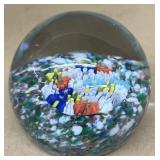 Multicolor paperweight with daisies