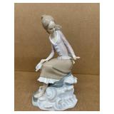 Lladro girl at Seaside 4918 porcelain figure