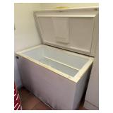 Chest type deep freezer