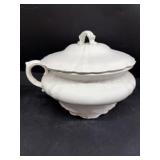 Chamber pot with lid