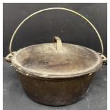 Classic cast-iron bean pot with lid