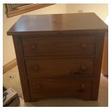 BROYHILL END TABLE/NIGHT STAND W/(3)DRAWERS