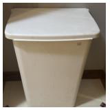 PLASTIC TRASH CAN W/LID