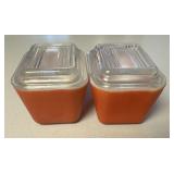 (2)PYREX REFRIGERATOR DISHES W/LIDS-***SMALL CHIP