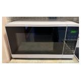 MICROWAVE-NEEDS WIPED DOWN A BIT MICROWAVE-NEEDS WIPED DOWN A BIT