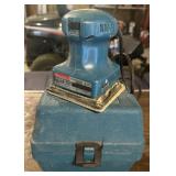 MAKITA FINISHING SANDER W/CARRY CASE