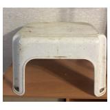 PLASTIC STEP STOOL