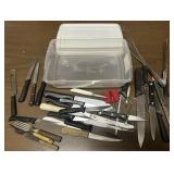 KNIVES & MORE W/PLASTIC STORAGE CONTAINER W/LID