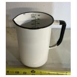 VINTAGE ENAMELWARE PITCHER W/MEASURE LINES ON THE