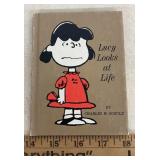 PEANUTS COLLECTIBLE-BOOK "LUCY LOOKS AT LIFE"