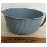 "SHAMROCK~NEATWAY" BOWL W/HANDLE & SPOUT