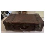VINTAGE LUGGAGE PIECE-CHECK OUT THE PIC