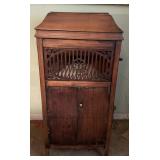 VINTAGE "SONATA" PHONOGRAPH-CHECK OUT THE PIC