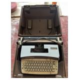 TYPEWRITER W/CARRY CASE