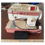 SEWING MACHINE W/CASE