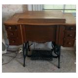 VINTAGE TREADLE SEWING MACHINE & CONTENTS OF DRAWE