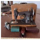 VINTAGE SEWING MACHINE W/CASE