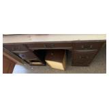KNEEHOLE DESK