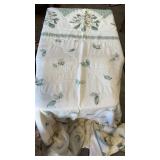 QUEEN/KING BED SPREAD-CHECK OUT THE PIC