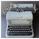 VTG ROYAL TYPEWRITER