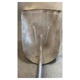 LONG HANDLED ALUM. SCOOP SHOVEL
