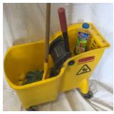 RUBBERMAID MOP BUCKET W/ MOP