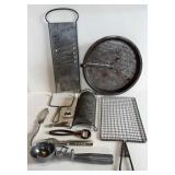 ASSORTMENT OF VTG KITCHEN UTENSILS