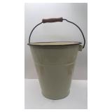 CREME COLOR GRANITEWARE BUCKET WITH WIRE PALE