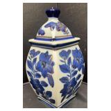 Chinoiserie ginger jar-Blue and White