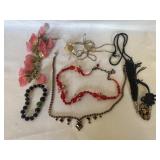 ASSORTMENT OG BRACELETS AND NECKLACES