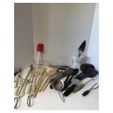 Kitchen Spatulas Pyrex Measuing Cup Wooden