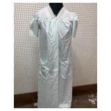 Vintage  ladies housecoat robe Lace  collar and