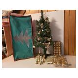 Very pretty 3 ft Christmas Tree with Decor! Bag