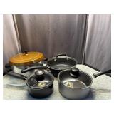 Non Stick Pots with lids In good condition