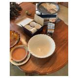 Assorted kitchenware