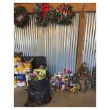 Wreaths, Floral Decorations, and Holiday Decor - Lot 377