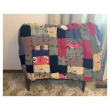Wooden Quilt Rack with Quilt