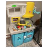 Little tikes play kitchen with assorted kitchen items