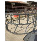 Round bale feeder