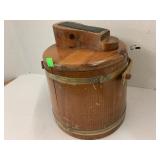 Vntg Shoe shine bucket with 5 polishes