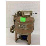 Wringer washer Metal toy, Ertl